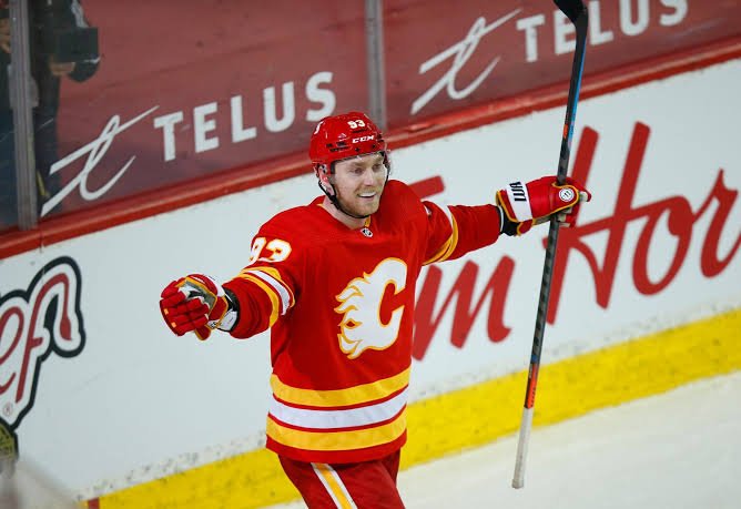 Bannett Bound: Panthers Sign Forward to 8-year Deal