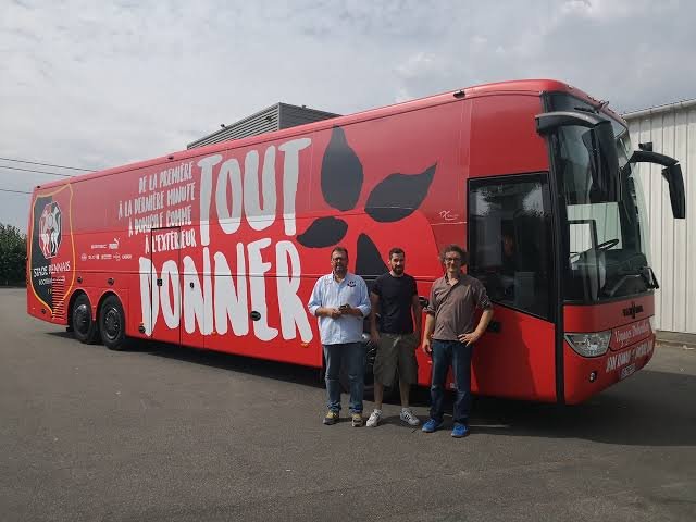 L’ancien capitaine du Stade Rennais offre un nouveau bus à son ancien club