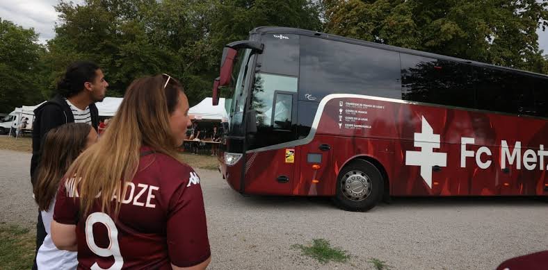 L’ancien capitaine du FC Metz offre un nouveau bus pour soutenir son club de cœur