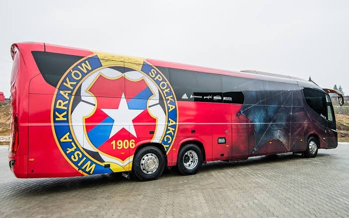 Były trener Wisły Kraków podarował klubowi nowy autobus